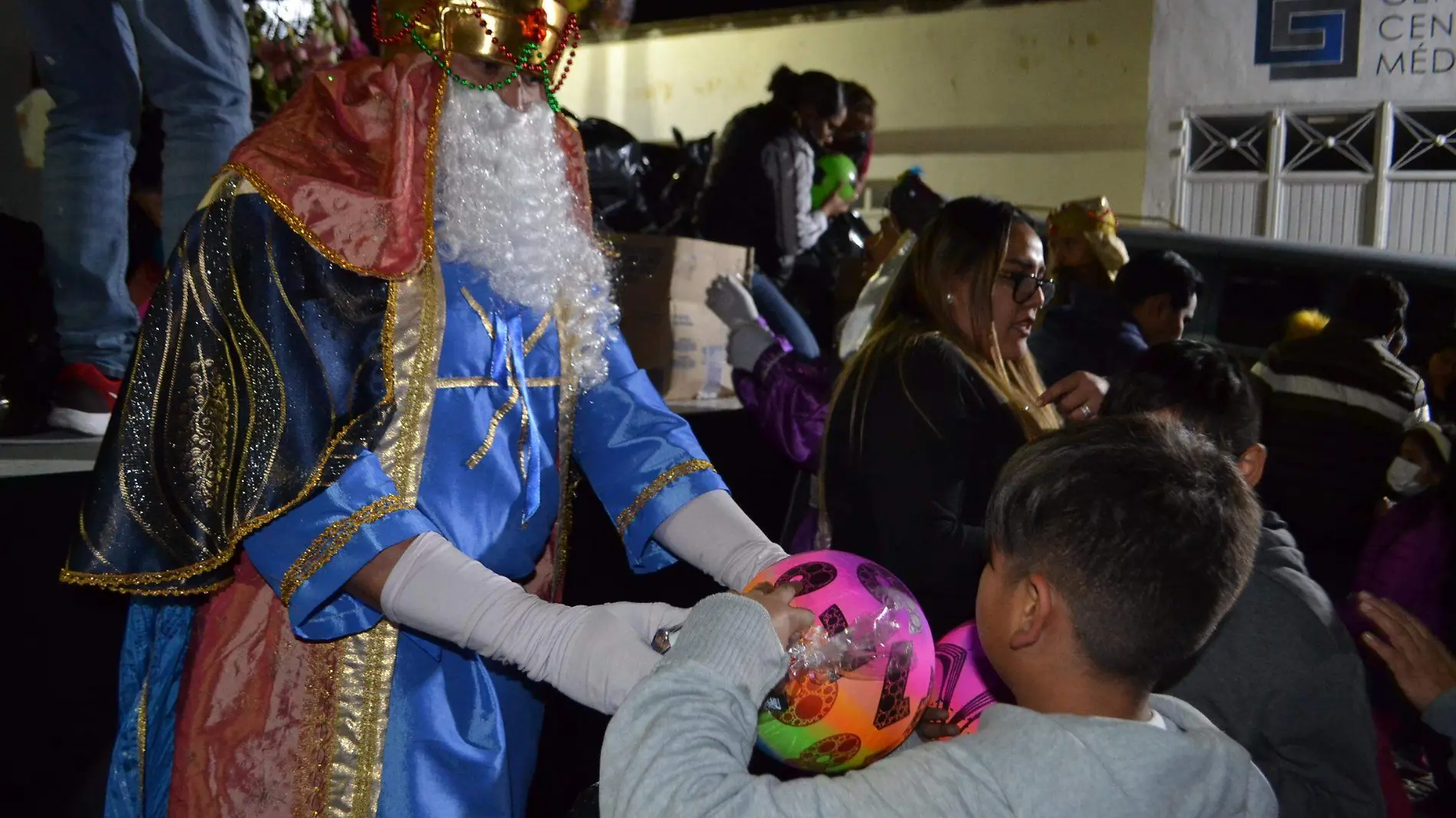 FOTO PRINCIPAL SJR Los mas pequenos recibieron juguetes y aguinaldos